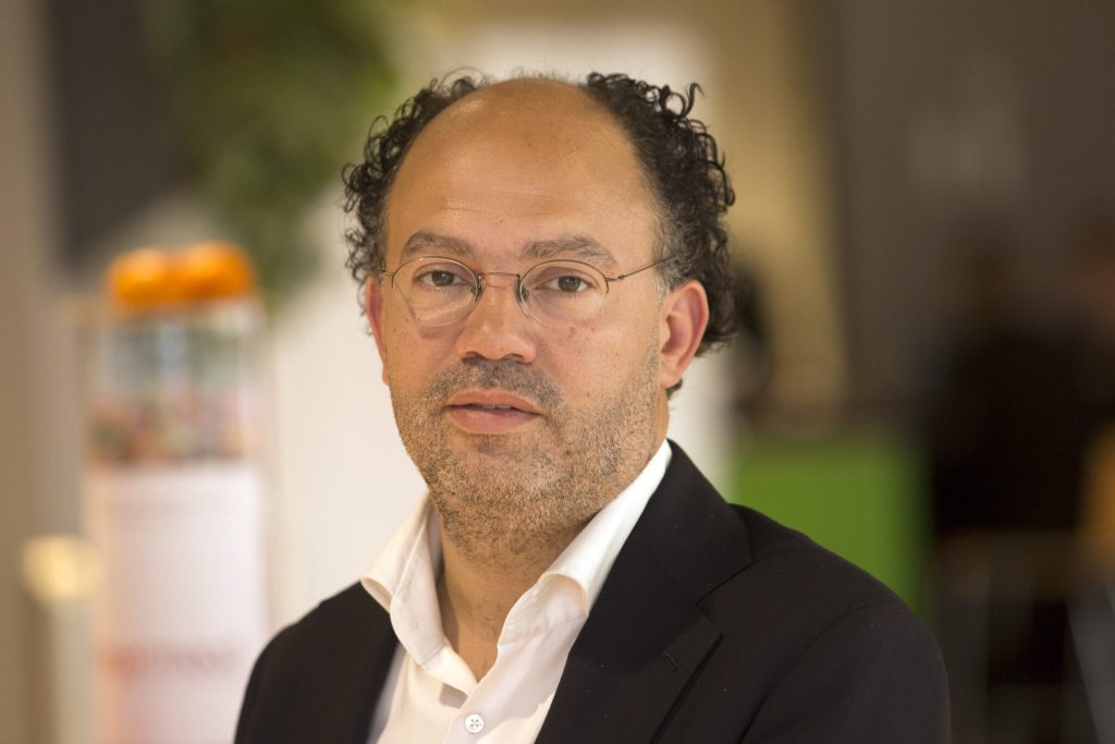 Kilian Wawoe, docent-onderzoeker: “Groepsdier de mens gedijt niet bij hybride werken”
